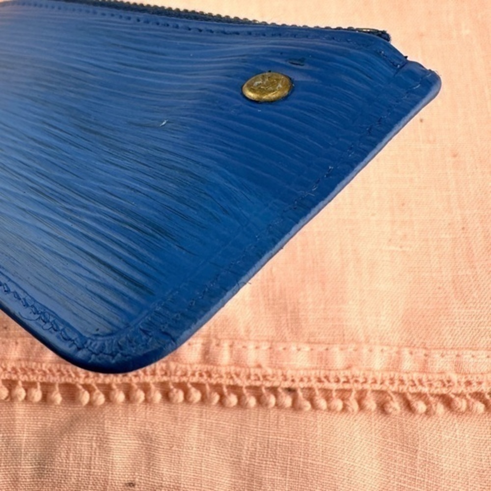 AUTHENTIC Louis Vuitton Epi Key Pouch. Color: Toledo - Picture 6 of 12